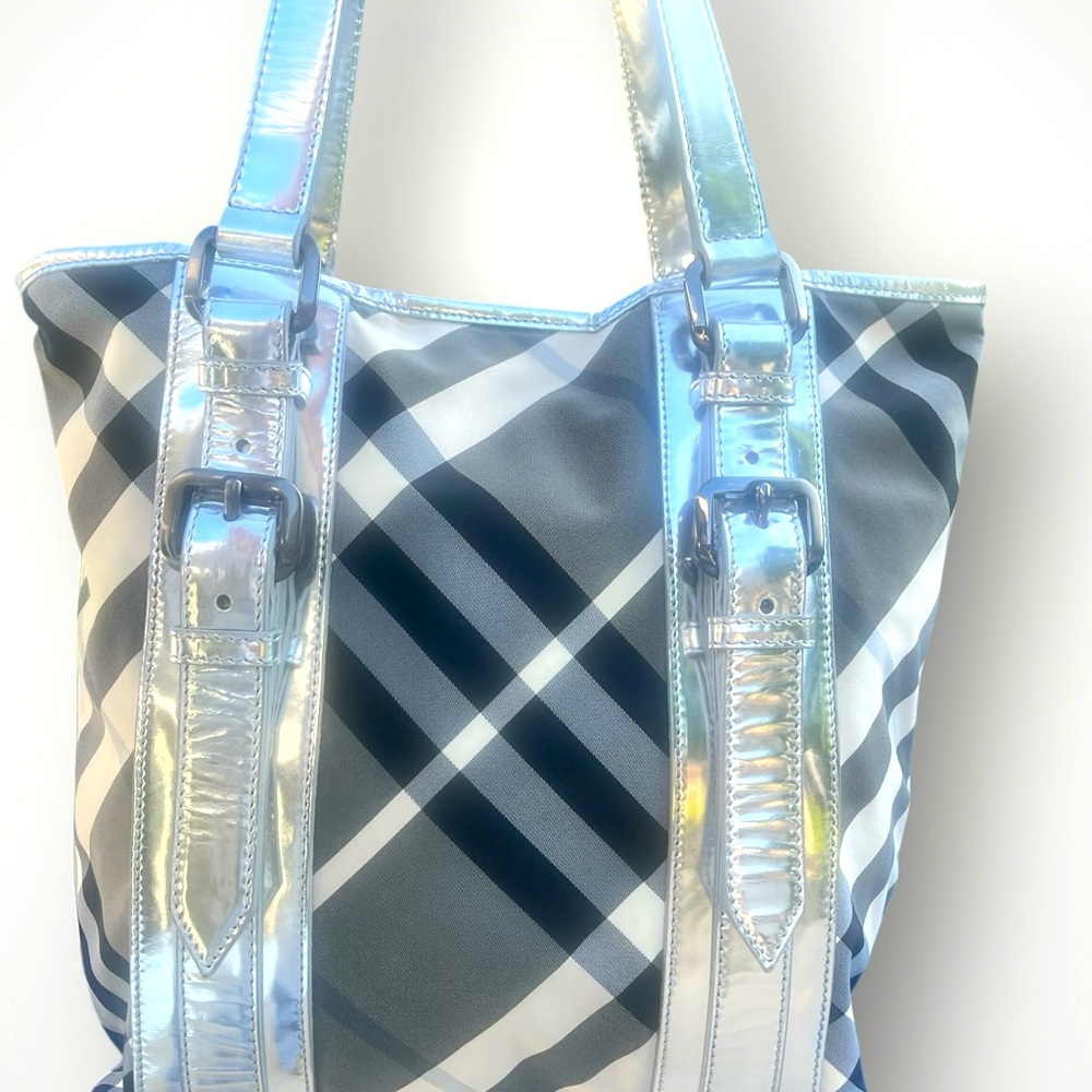 BURBERRY 🖤🩶🤎🤍 RARE Silver and Black Novacheck Shoulder Bag Pre-Owned -STUNNING!